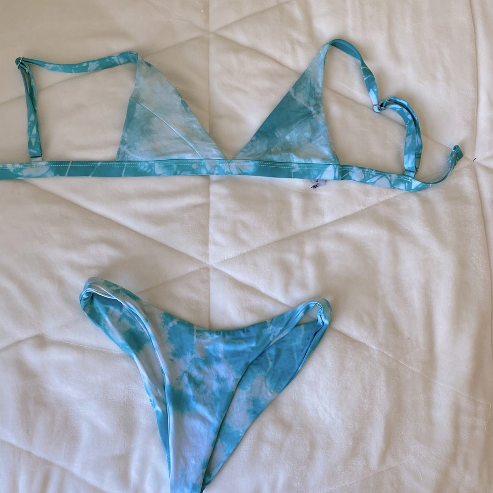 Dippin Daisy’s tie dye bikini set